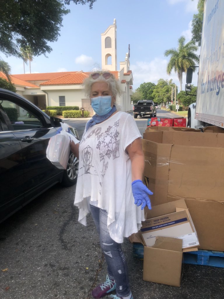UWSuncoast's tweet photo. These amazing volunteers helped feed almost 300 families today at a @FeedingTampaBay Mobile Food Pantry in Bradenton. Thank you to @elcmanatee and #Soarin4 for volunteering and connecting families to early learning opportunities. #LiveUnited #volunteer @Manateeschools https://t.co/E4CpW9EG6n