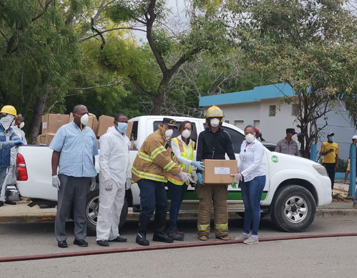 Como parte de nuestro compromiso con salvaguardar y mejorar la calidad de vida de los habitantes de Villa Gautier, llevamos a cabo una donación de detergentes, cloro y equipos de protección para contrarrestar la propagación de la Covid-19.
¡Esta lucha es de todos!
#CoronavirusRD