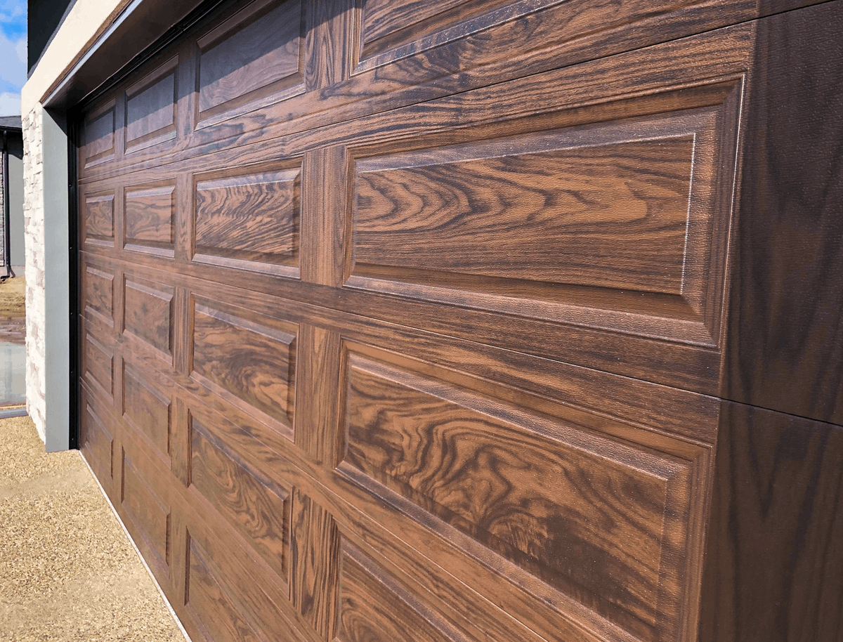 chiohd's tweet photo. A timeless style, made with state-of-the-art technology. How beautiful do our Accents Woodtones look on this Raised Panel garage door?

This is the @HRFdn Home Lottery Grand Prize Show home, installed by @QC_Overhead 😊

Explore Accents Woodtones: https://t.co/AXjyPWEgL1 https://t.co/CtAdsEreAn