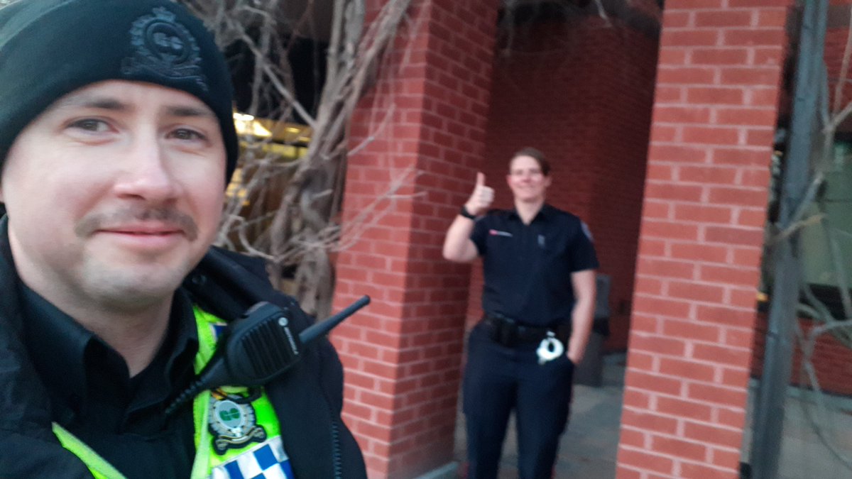 GONOBLE164's tweet photo. Stopped by @TPS43Div to say hi to @TPS_Mel . My #PhysicalDistancing game is strong..... but my selfie game is WEAK!.
#StayHome #partnersincommunitysafety #guardiansofthejourney https://t.co/ZH3bDU3Juy
