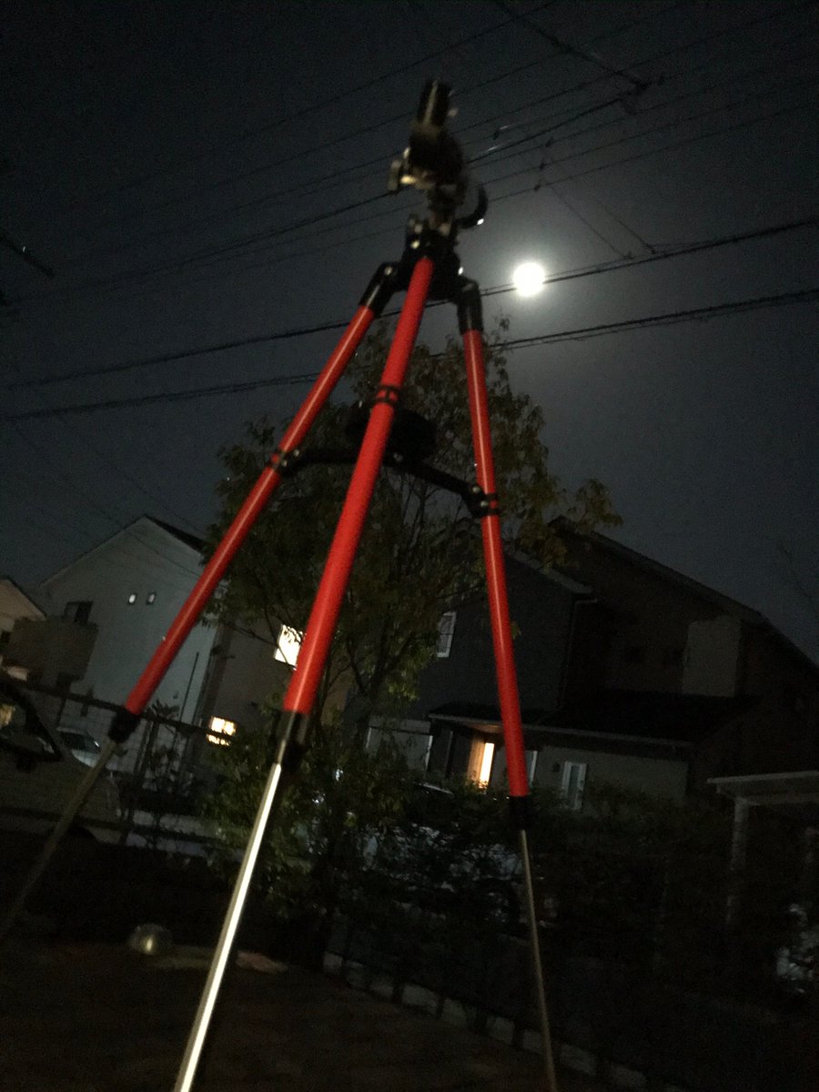66take99's tweet photo. 息子の天体望遠鏡(x35)でSupermoonを観測👀&iPhoneで撮影📸
#scopetech
#supermoon2020 https://t.co/eX3LT6C4Sj