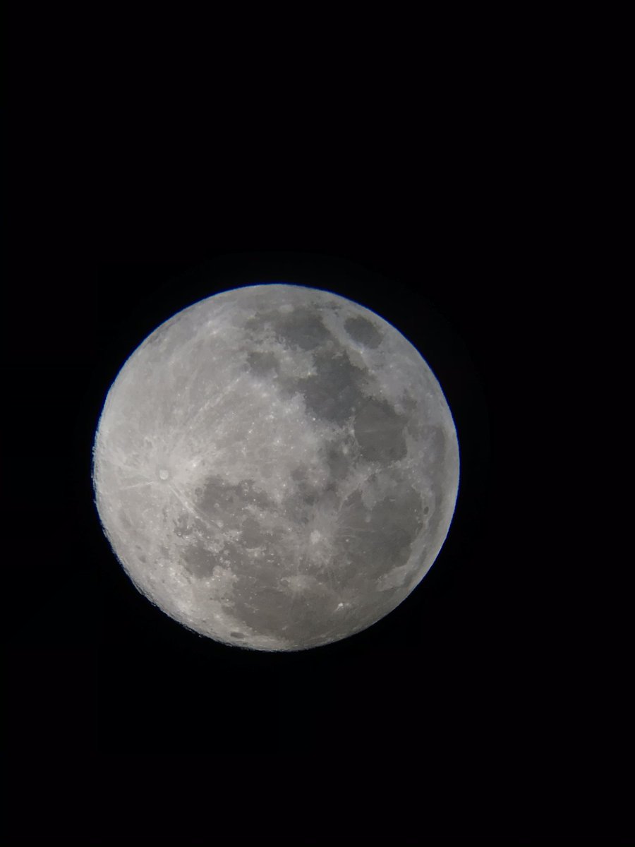 66take99's tweet photo. 息子の天体望遠鏡(x35)でSupermoonを観測👀&iPhoneで撮影📸
#scopetech
#supermoon2020 https://t.co/eX3LT6C4Sj