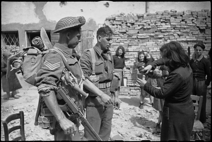  #OTD 75 years ago NZ troops liberate the village of Barbiano a short time before this picture was taken of two soldiers receiving vino. Photo taken on 10 April 1945 by George Kaye, DA-03283-F, ATL. By nightfall 2nd NZ Div had reached the Santerno River.  #TheRoadToTrieste75  #WW2