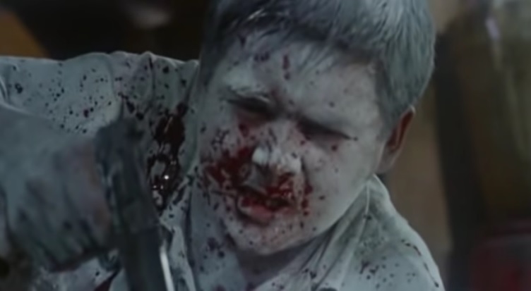 2/ The idea of using flour came from Chow Yun-fat. It's a bloody brilliant idea in concept and execution because it makes him suddenly transform into a ghostly figure straight out of Chinese opera, giving him an otherworldly supernatural aura, thus explaining the unlimited ammo.