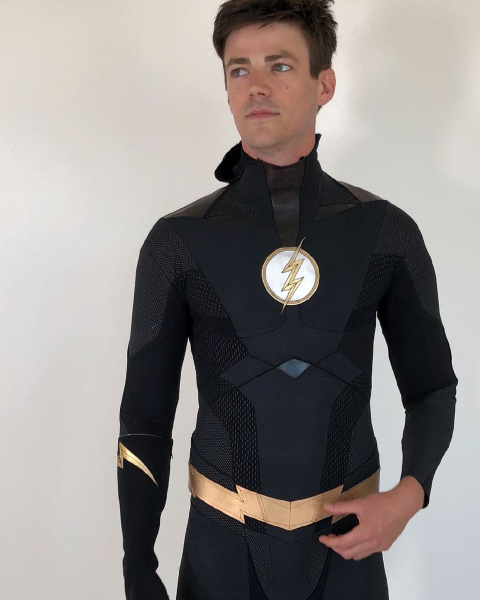 TheFlashBRA's tweet photo. #INFO: Grant Gustin acabou de compartilhar essa foto em seu Instagram contando que a mesma foi tirada durante o hiatus entre a 4ª e 5ª temporada para provar como o traje ficaria.

"Isso foi antes de fabricar o traje atual. Depois que vi esse, eu meio que queria um  traje preto.." https://t.co/alunBn99w2