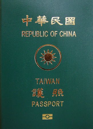 h_nakatsugawa's tweet photo. 台湾パスポートから「CHINA」削除の動き「中国人と誤解されないため」世論調査では7割以上がパスポートの表記修正を支持している。国名変更には憲法改正が必要だがこれならすぐできる。頑張れ、台湾❣️
台湾は中国ではない。「台湾は台湾だ」❗️ https://t.co/lgvwP7An8f