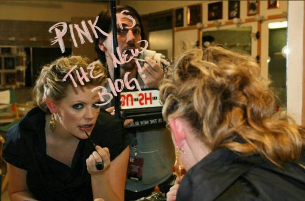 trentvanegas's tweet photo. #tbt in honor of the return of the #DixieChicks, remembering when @1nataliemaines & @deanb15 sent me this ADORABLE #PinkIsTheNewBlog photo π Much love to #JunichiSemitsu for snapping the pic π #throwbackthursday #throwback #pitnb @dixie_chicks https://t.co/89LUGA2xug https://t.co/jrCxrLwKgH
