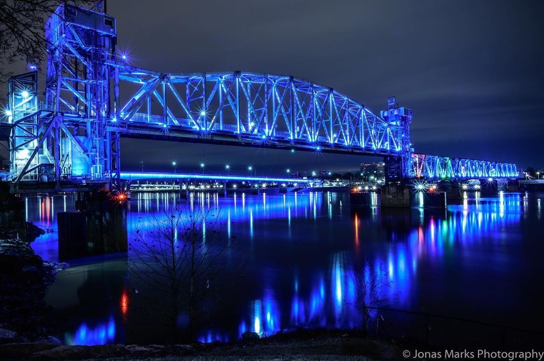 RiverMarket's tweet photo. Tonight our bridges are BLUE!  It's to honor ALL our Healthcare workers are doing for us.  Thank you ALL!  #LightItBlue
Photo credit:  @jonasmarksphotography https://t.co/EWJuNlEX6S