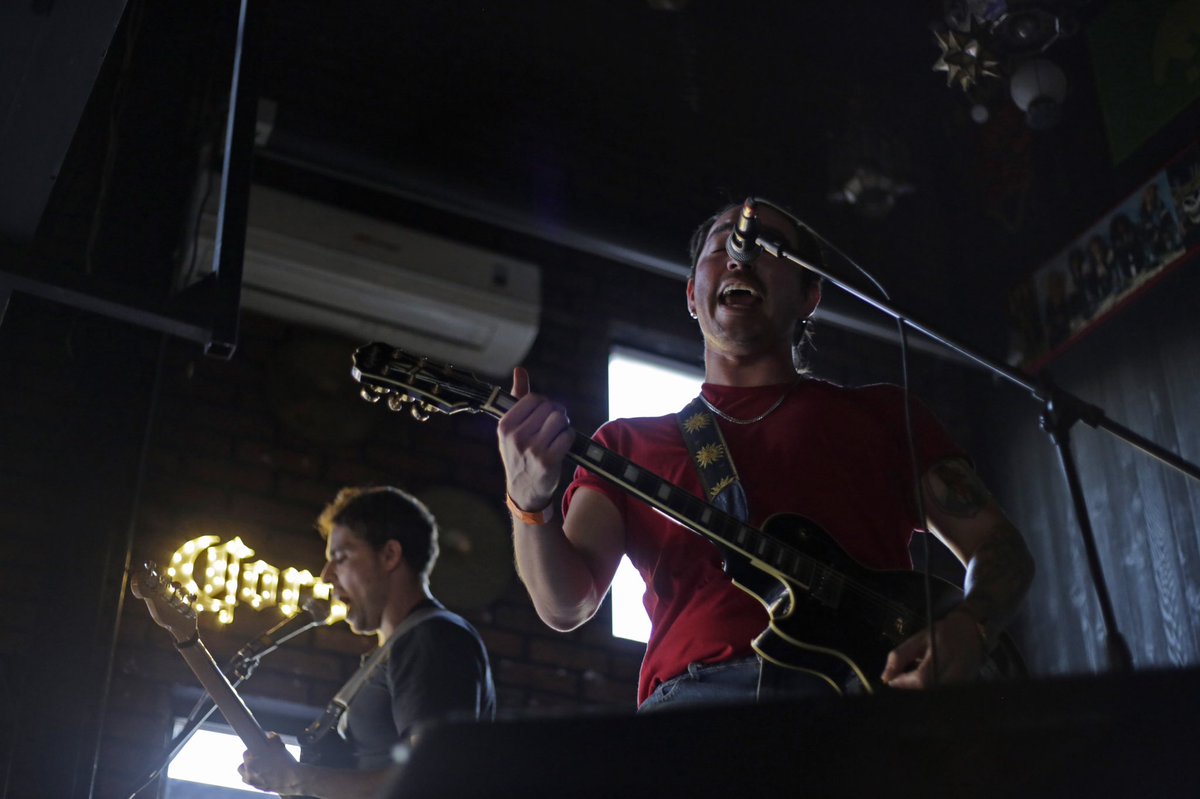 20191005 #TourMeDejasteCaer @ Saltillo 📸: @midorimatsui (en Instagram)

Estamos pensando en reabrir la tienda de Flecha si nos acompañan en Instagram. Eso o quemamos toda la merch: instagram.com/flechaalaire