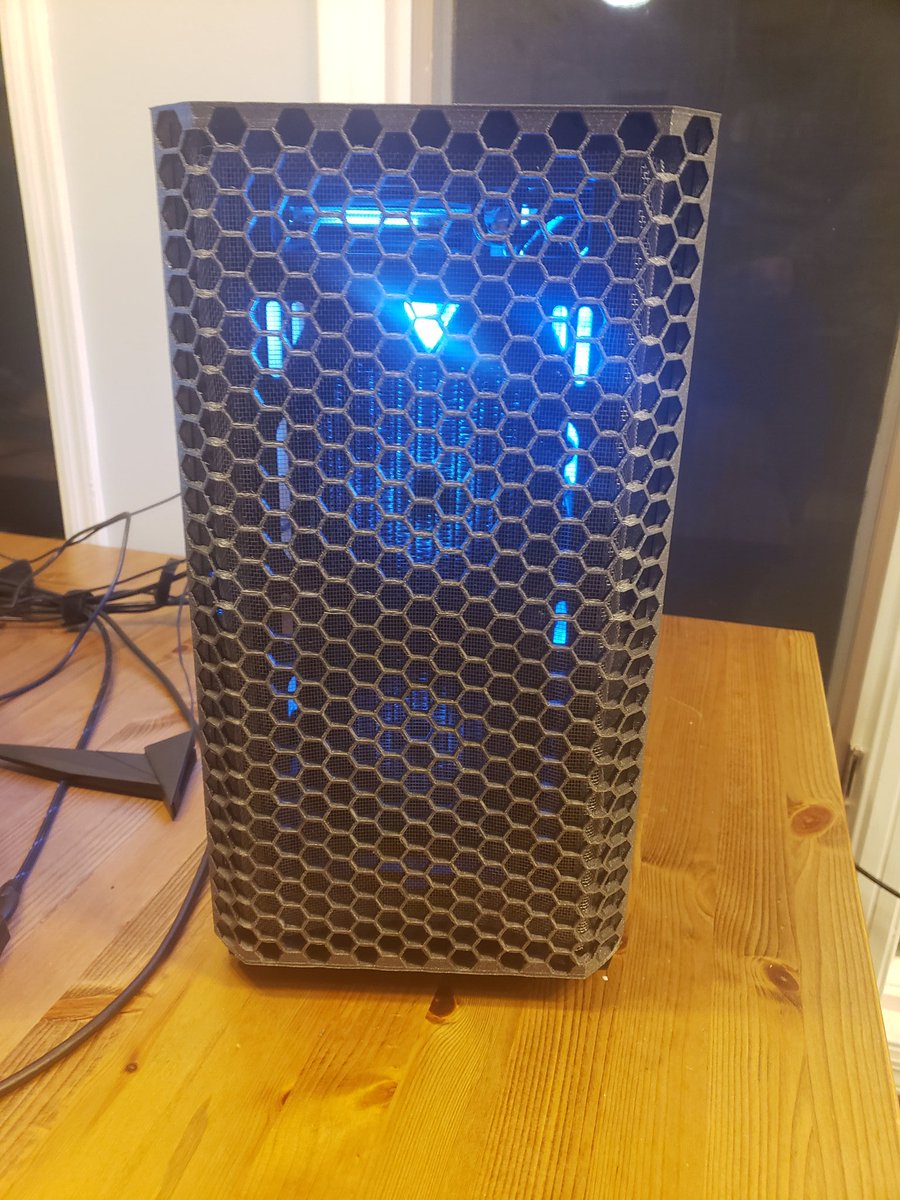 flukertog's tweet photo. @bitwitkyle @LAFoodBank Lian li 205m custom 3d printed front panel, 3950x / 5700xt custom loop, crosshair impact..  come at me bro.. lol. https://t.co/yiOyiO3bqa