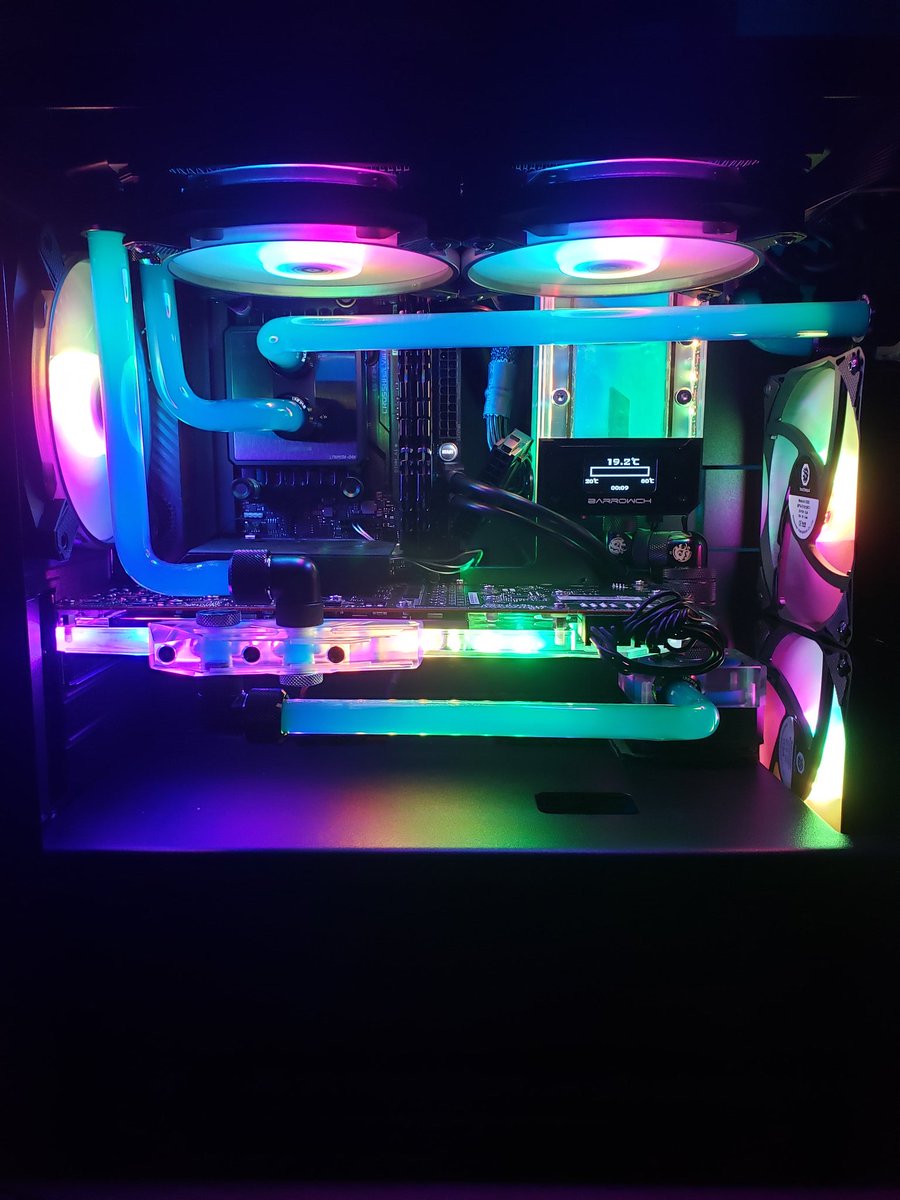 flukertog's tweet photo. @bitwitkyle @LAFoodBank Lian li 205m custom 3d printed front panel, 3950x / 5700xt custom loop, crosshair impact..  come at me bro.. lol. https://t.co/yiOyiO3bqa