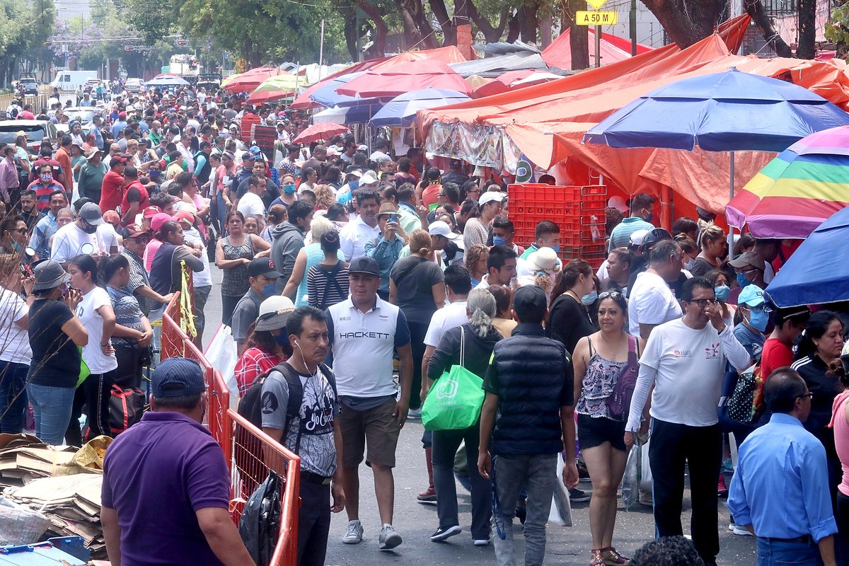 Reforma's tweet photo. Este Jueves Santo, en medio de la pandemia por #Covid_19 y el llamado a mantener sana distancia, capitalinos abarrotaron La Viga y la Nueva Viga para comprar pescados y mariscos https://t.co/Pauk04pqxc

📸 Alberto Neri y Víctor Zubieta https://t.co/02HW170kxD