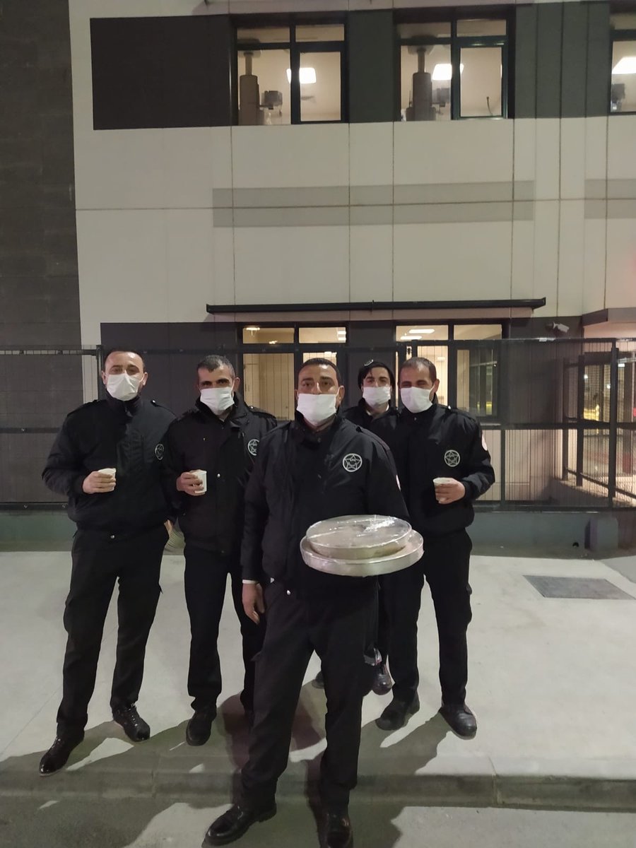 zekikayahan's tweet photo. Kartal’dan yayını arayan Meltem Hanım, sağlık çalışanları için iki tepsi börek yaptı. Sancaktepe’den yayına katılan Can, börekleri alıp Lütfi Kırdar Eğitim ve Araştırma Hastanesi güvenlik görevlilerine teslim etti. Ağlamıyorum, gözüme böreğin kıtır kısmı kaçtı. #matrax #kafaradyo https://t.co/vTmxMlgLBs