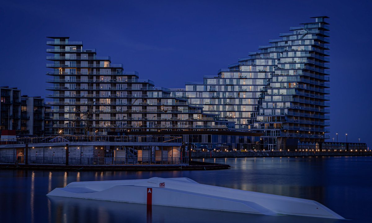 #AARhus. #visitaarhus #aarhusbugten #voresøstjylland #mitaarhus #migogaarhus #aarhusø #bluehourphotography #bigarchitects #aarhushavn #aarhus #aarhustogo #aarhusfoto #tv2østjylland @drvejr #canonstories #AARhus #DACfangdinby2020