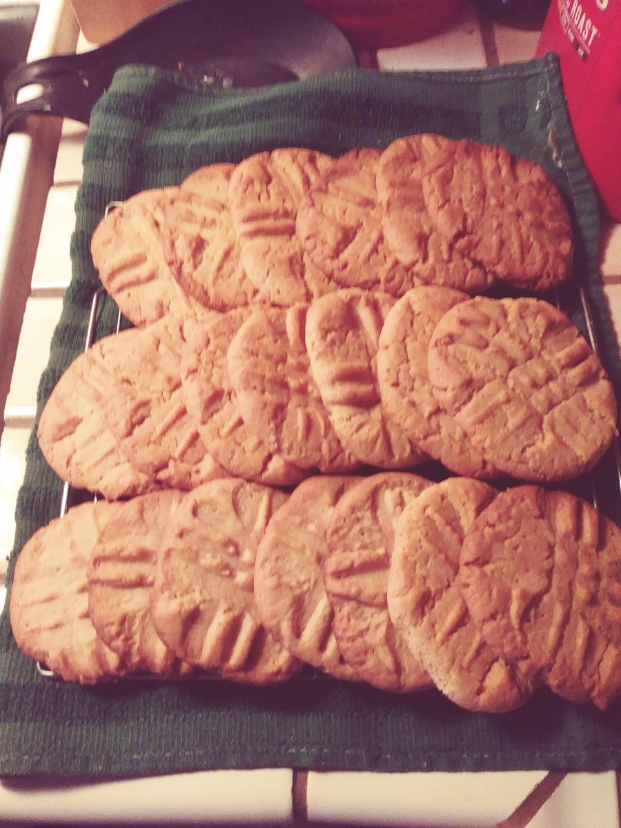 DaisyLayne1's tweet photo. Fresh batch of peanut butter cookies just came out, now on to homemade brownies! #fromscratch #baking #makehusbandfat https://t.co/tyRLoFRn9A