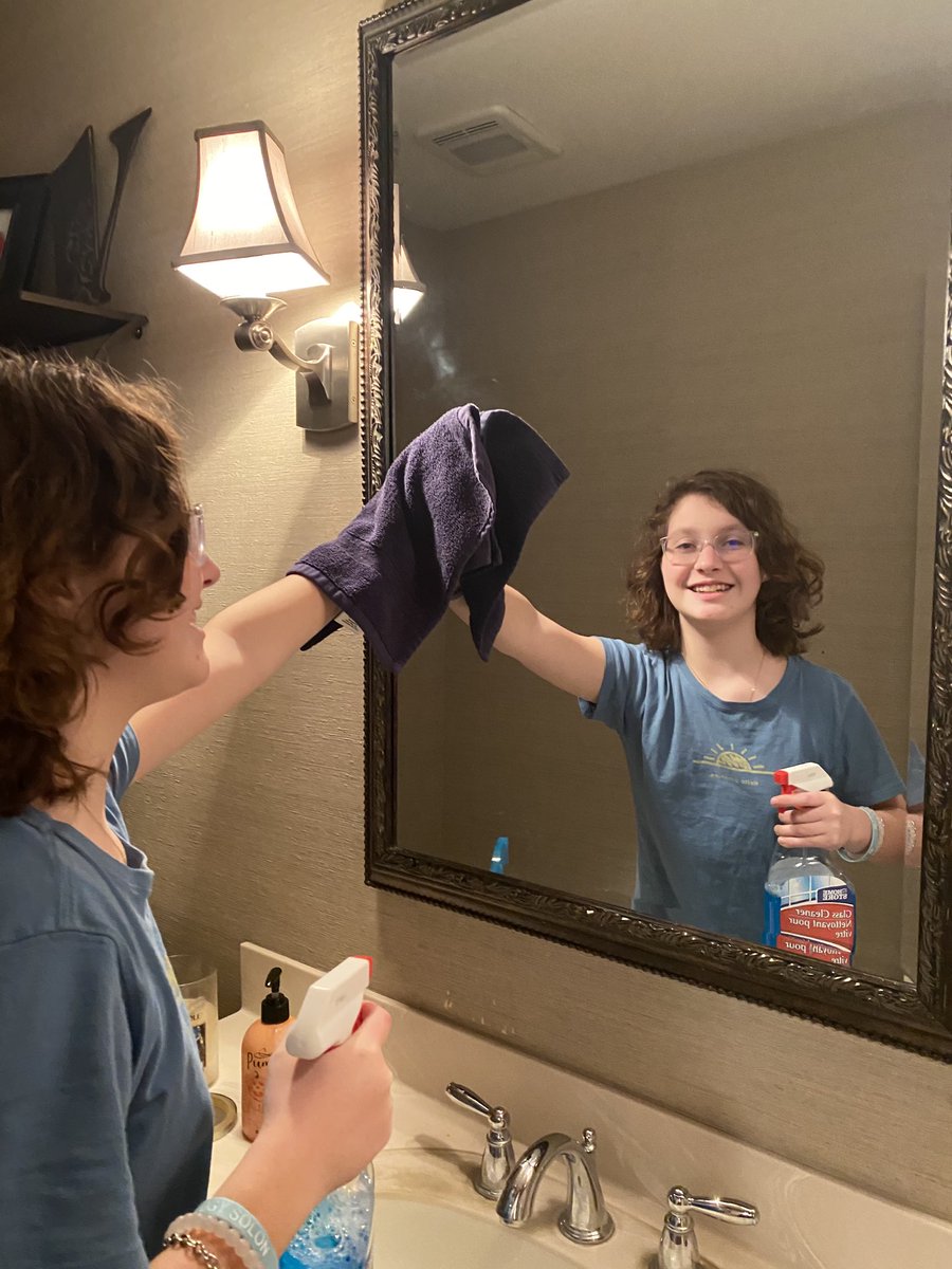 Dtbscare's tweet photo. Lyndsey es limpieza para Spirito Semana! Que bonito! ⁦@SraAranavage⁩ #cfevsHOME #CFEVS #CFEVSGoesDigital https://t.co/7cf0cwPIwQ