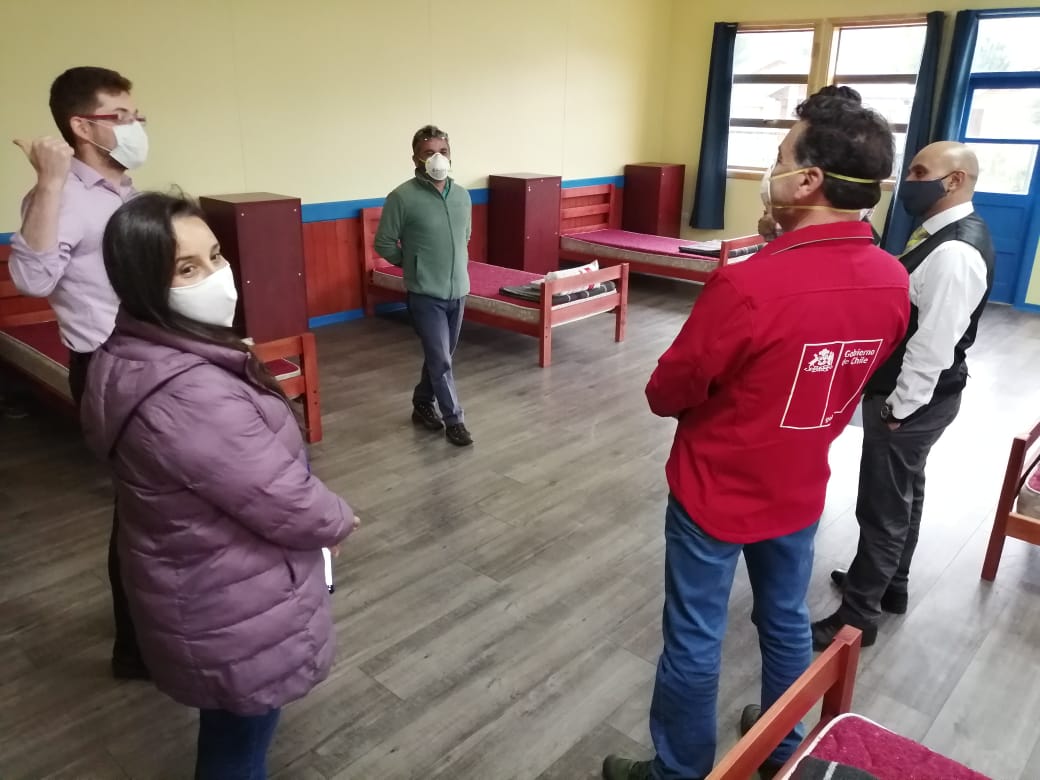 SSDelReloncavi's tweet photo. Junto al Alcalde y equipo del @HospitalPalena, el Dr. Daniel Hernández, Delegado del @SSDelReloncavi para la contingencia por Coronavirus en la provincia de #Palena, recorrió instalaciones del internado de ex Escuela Roberto White. #QuedateEnCasa #CuidemonosEntreTodos https://t.co/B5qVSWvHq9