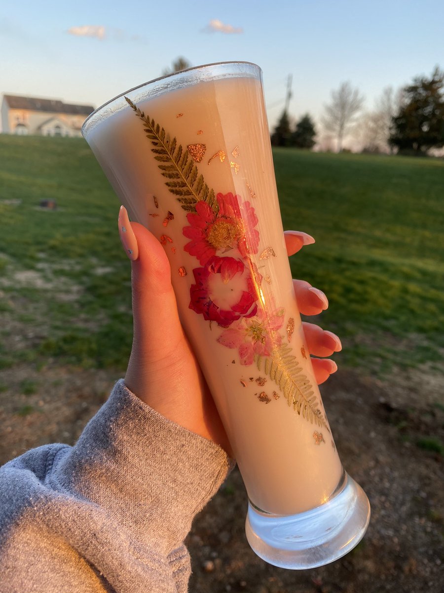 caitelle1's tweet photo. golden hour candle love 🕯🌹🌸 https://t.co/8wvZqbAaIp