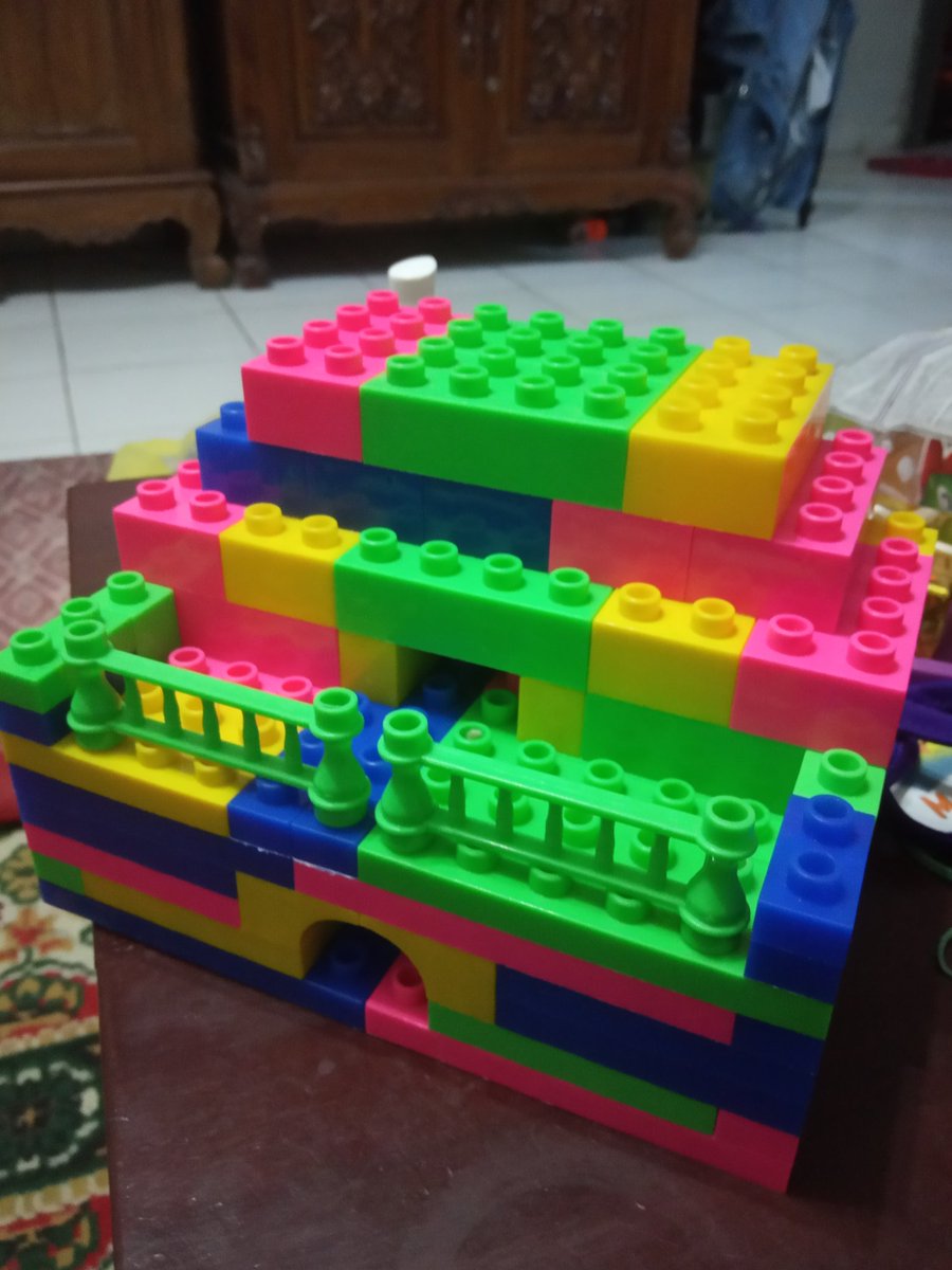 fachmi's tweet image. Ada yang punya alat kayak punya Doraemon yang bisa ngecilin tubuh ga? Biar bisa masuk ke rumah ini