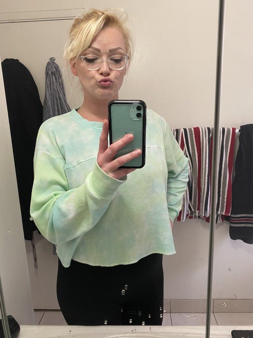 Should I keep this picture up on my Twitter guys https://t.co/WgtVwwJGlQ<a href="/tag/wap"class="tags"><span>#wap</span></a>