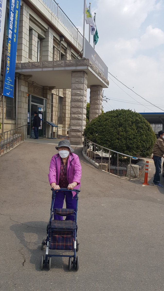 노모 모시고  사전투표 
집에서 출발전 철저한 교육과 연습은 필수지요 
1번 12번 화이팅