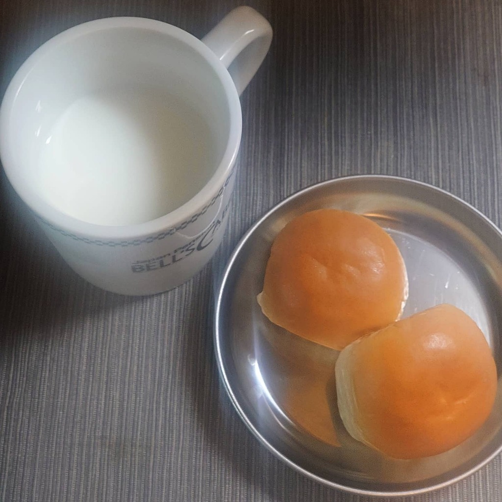 takephoto's tweet image. #ミニあんパン + #ミルク 😋 
#redbeanpaste #bread #pastry #milk #lunch #mealathome #japanesefood #instafood #ランチ #昼食 #昼ご飯 #昼飯 #おうちごはん #自宅飯 #手抜き飯 #簡単飯 #おうち時間 instagr.am/p/B-yWvDCAHUF/
