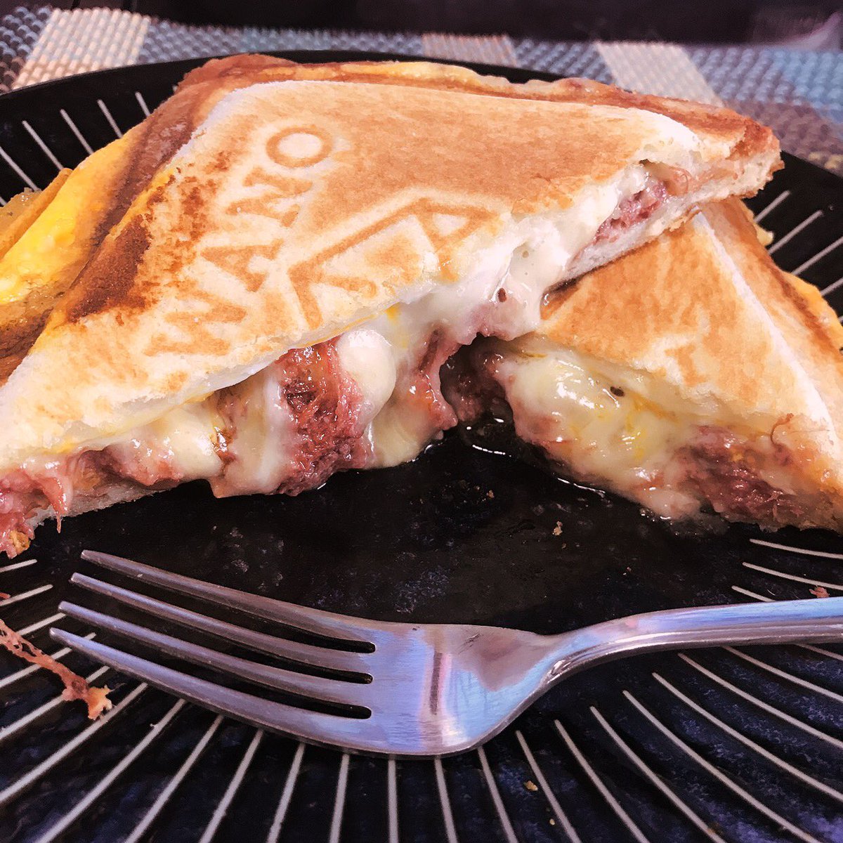 ホットサンドメーカー買ったんよ りんこのイラスト