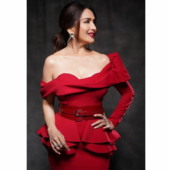 anythingevery2's tweet photo. Killer look...💕 @madhuridixitnene
#killer #look #killerlook #madhuridixit #madhuri #madhuridixithot #celebanything #popular #infuential #indianactress #producer #famous #personality #dancer #instagramer #motivation #insta #like #picoftheday #beauty #look #reddress #gorgeous https://t.co/CUIlKO7e9f