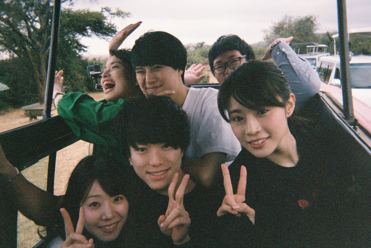 AinoriJP's tweet photo. ＼#あいのりを振り返り🚌💕／

『#あいのり：African Journey』でメンバーたちが撮影した＜写ルンです＞で、これまでの旅をランダムに振り返り🎵

ちょっと狭いけど…笑顔ショット✨ https://t.co/5ngoNaOLVZ