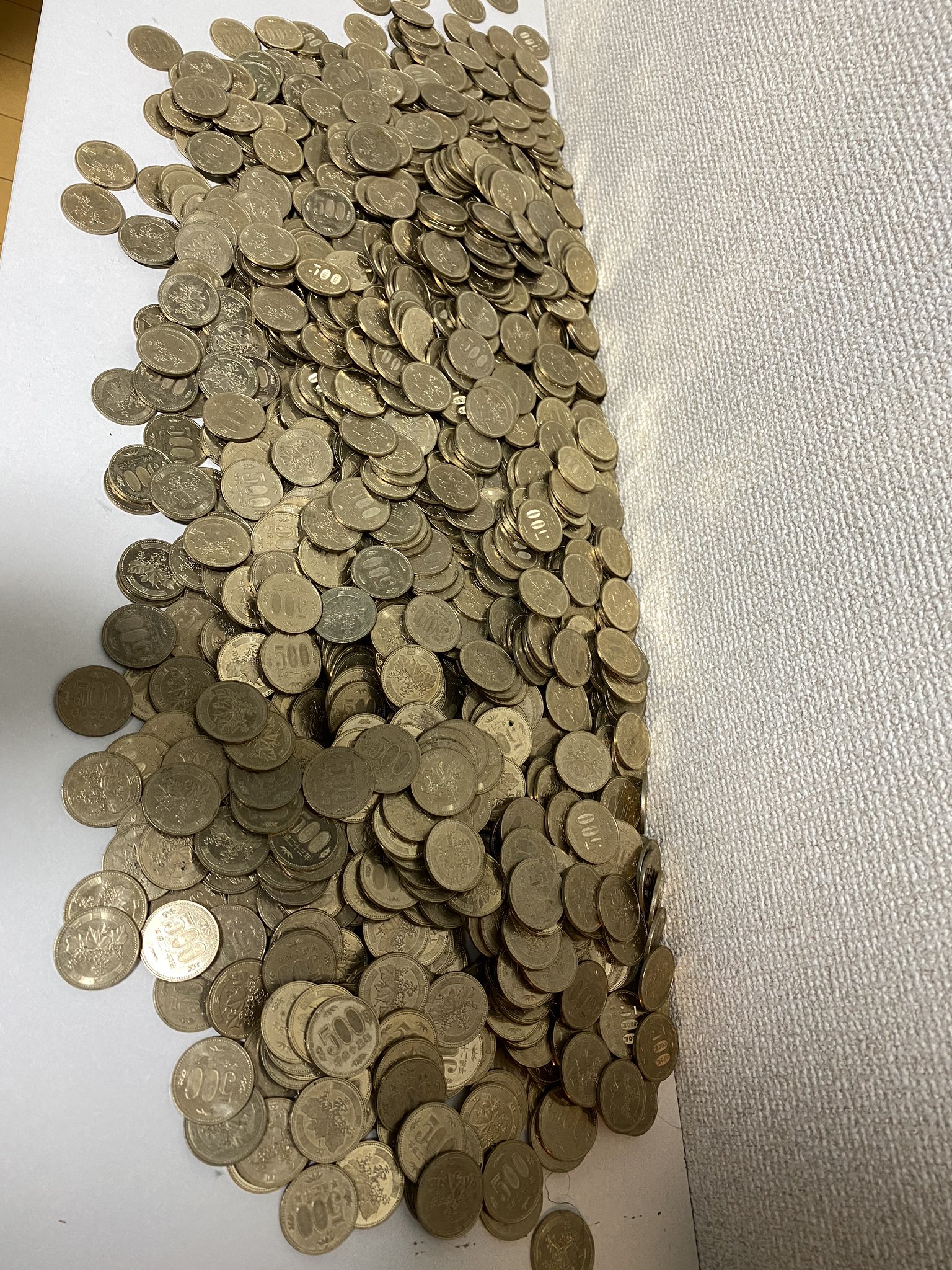 高橋健介 昨日かれこれ約7年間くらいやっている 500円玉貯金を開放し いくらあるのか確認するとともに 作品を完成させました 興奮気味に母に見せたところ お金で遊ぶな と怒られました すみませんでした T Co Mb1rj5kk3p Twitter