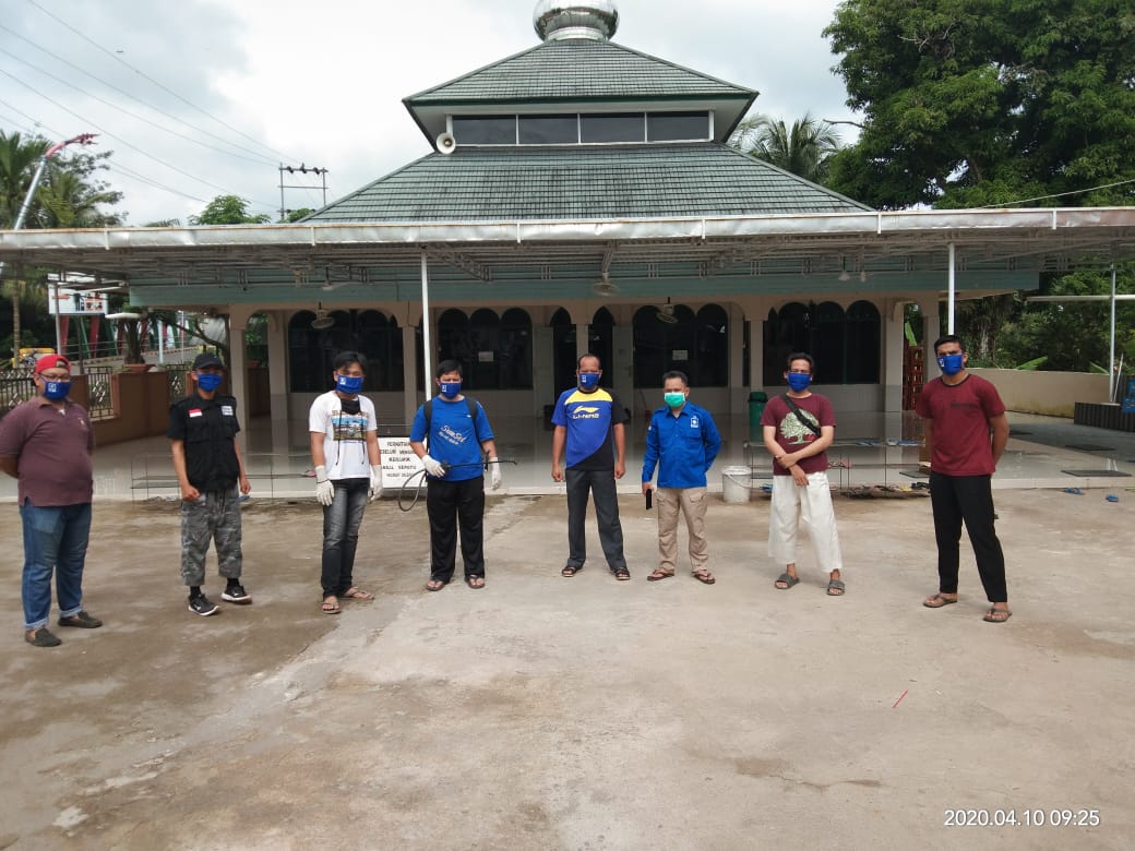 pan_musi's tweet photo. MARI JAGA RUMAH IBADAH 
Penyemprotan cairan Desinfektan ke Masjid2 di Kota Sekayu bersama Ikatan Remaja Masjid dan Pengurus Masjid setempat.
#LawanCovid19
#BergerakSerentakMembangunNegeri
 @ZUL_Hasan @eddy_soeparno @infosekayu https://t.co/CICxjrz5q8