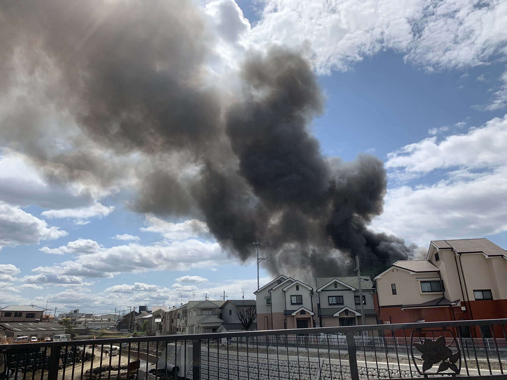 岸和田市西大路町の建物で火事が起きている画像