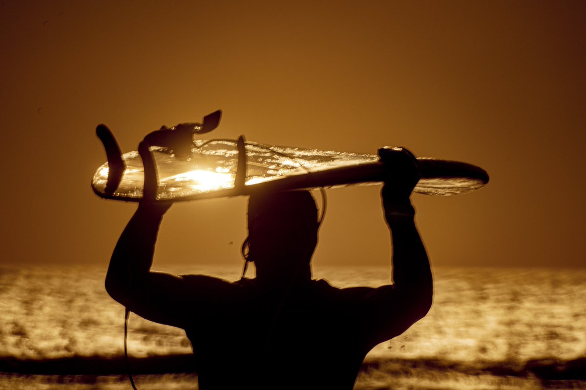 afpolm's tweet image. Sunset Winter @Surfing Western @Finland Off The Lines. #surfinfinland @AFPphoto @NordicSurfers @asennesurf #nordicsurfing #sunsetsurfing