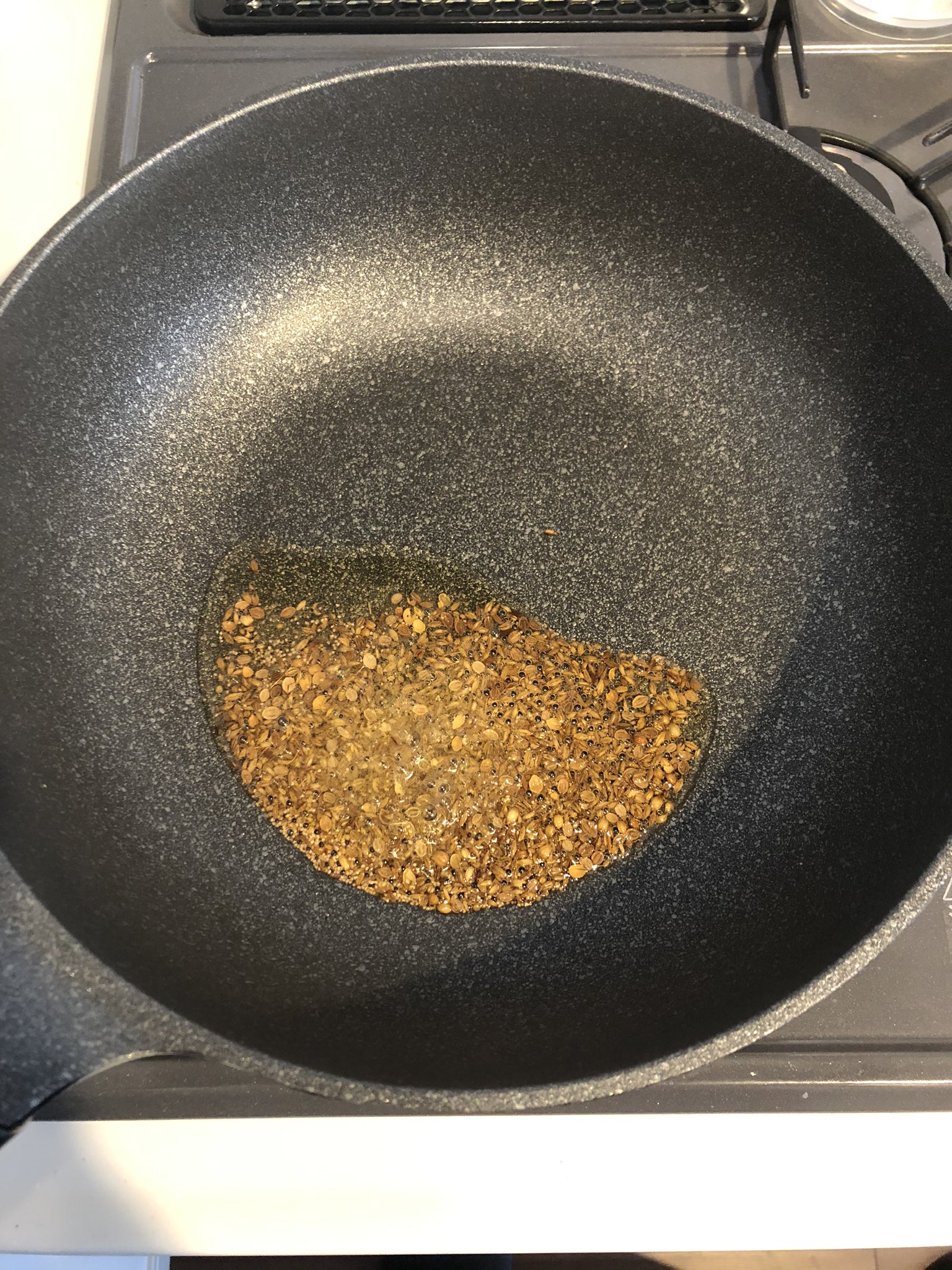 神尾晋一郎 スパイスカレー キャラウェイシードが美味い 追いセサミカレーじゃ カレーはfriday T Co Ng6t86qj6w Twitter