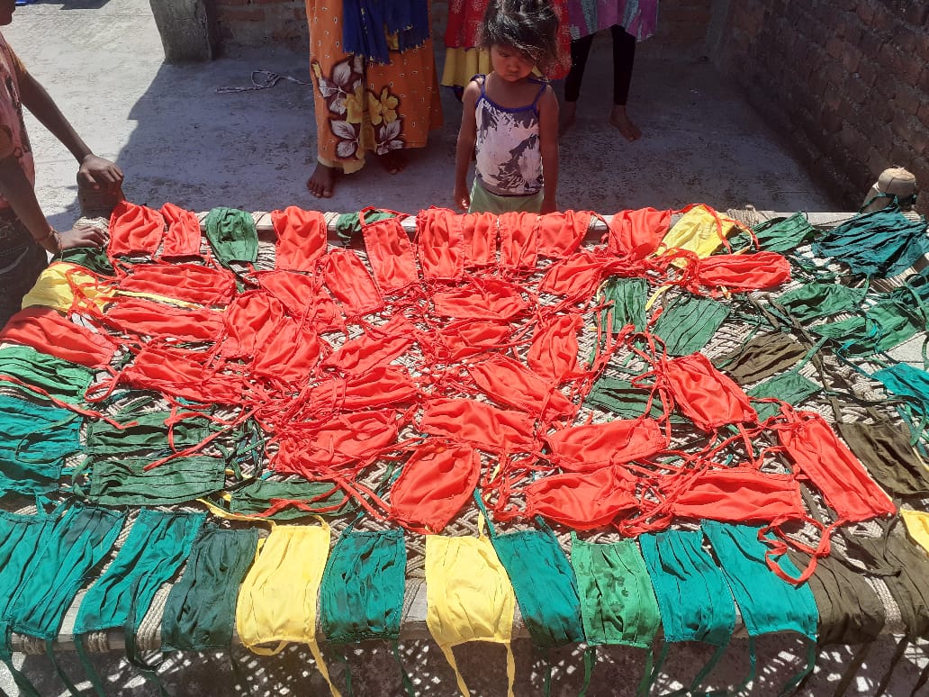 WHH_India's tweet image. With demand for masks increasing exponentially across India and less supply, @avf_india supports the women of Charki village, Giridih, Jharkhand in stitching and distributing masks to the local commuity.
#WHHfightsCorona #COVID19 #CommunityAssistance #MaskIndia @Welthungerhilfe