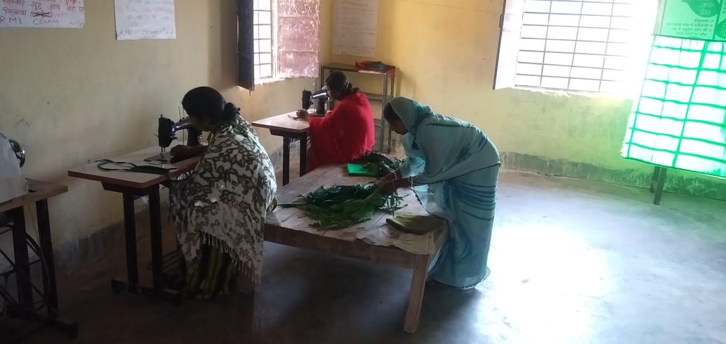 WHH_India's tweet image. With demand for masks increasing exponentially across India and less supply, @avf_india supports the women of Charki village, Giridih, Jharkhand in stitching and distributing masks to the local commuity.
#WHHfightsCorona #COVID19 #CommunityAssistance #MaskIndia @Welthungerhilfe