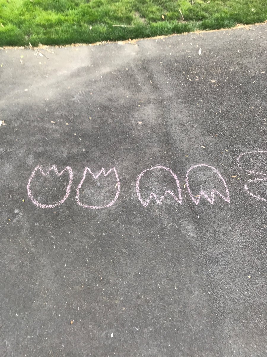 Cap_Ap's tweet image. I’m sure these are supposed to be flowers, but all I thought at first was ‘oh, Pac-Man ghosts!’