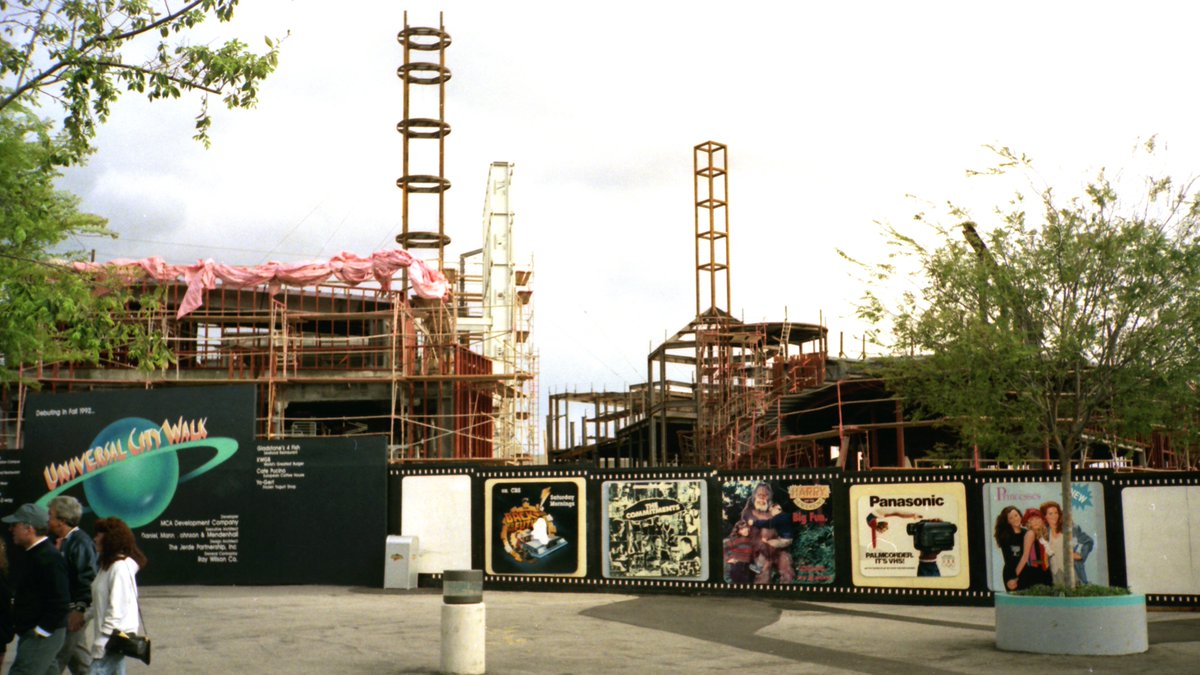 Construction of CityWalk in Universal Studios Hollywood, Feb 1992. As seen from entrance plaza of the park. The building at left is the Universal store. Compare to 2019 Tweet at start of this thread.