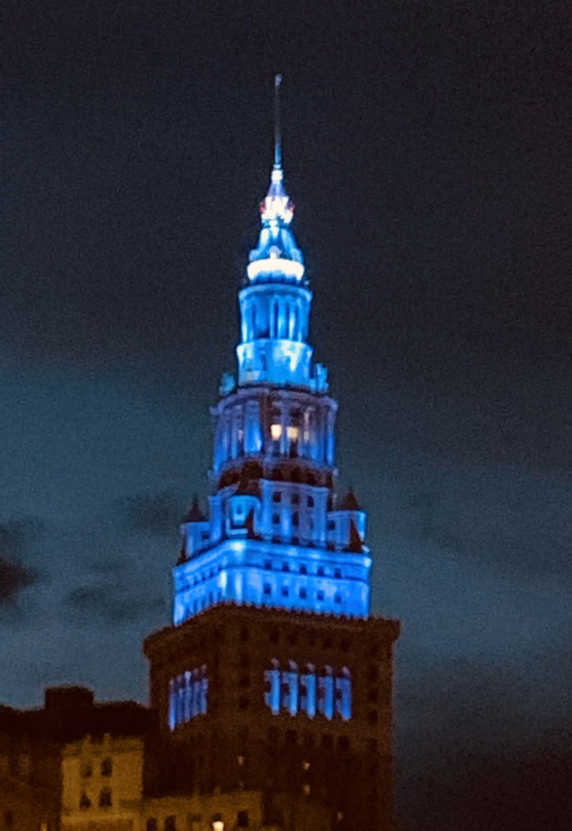MeredithLahl's tweet photo. #LightUpCLE 💙💚 @ClevelandClinic @kkellyhancock https://t.co/FSVThbuKUM