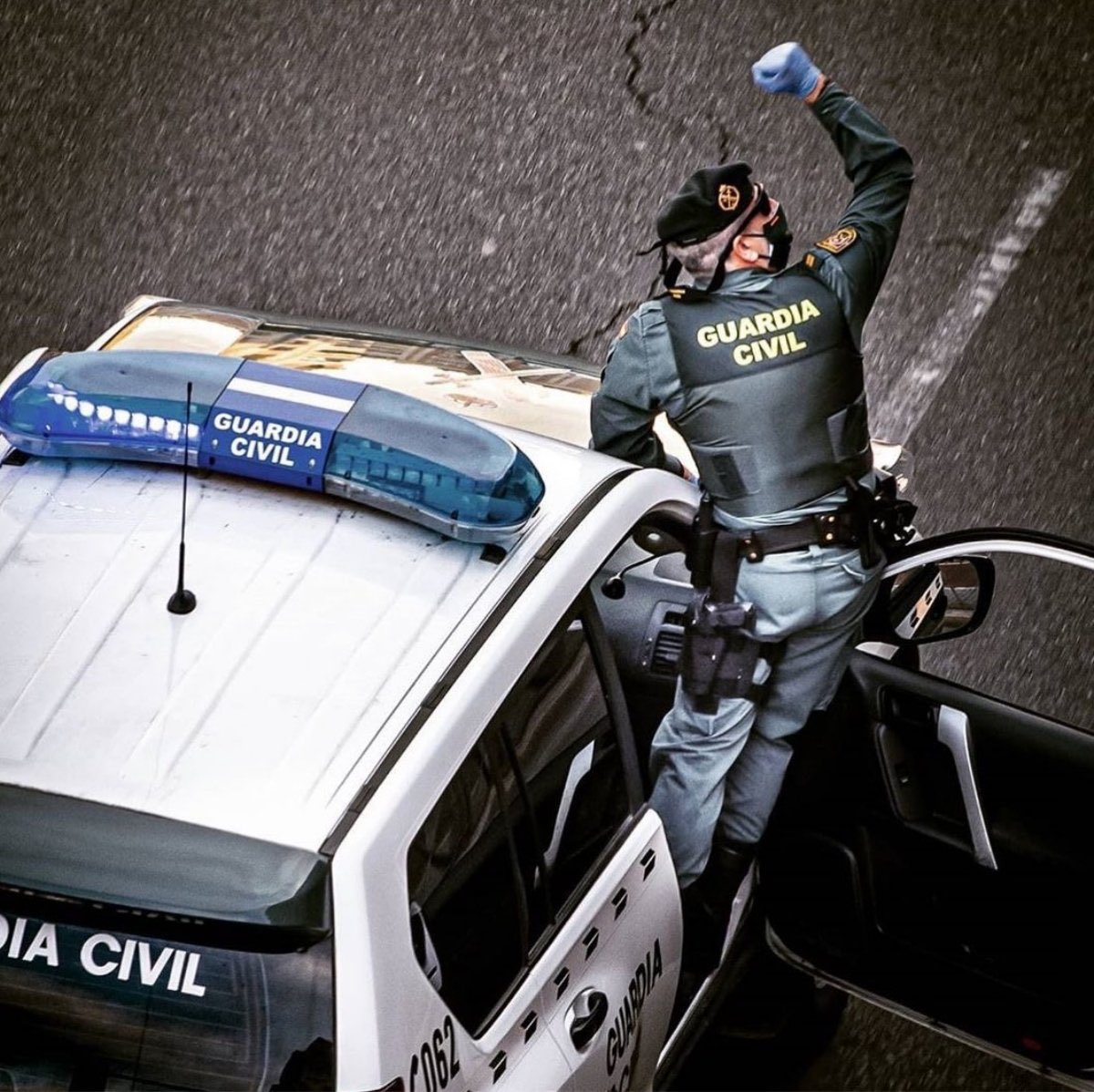 cc_rocco's tweet photo. Muy significativa y con mucha fuerza. @guardiacivil #NosQuedamosEnCasa https://t.co/XAkkuDVD1F