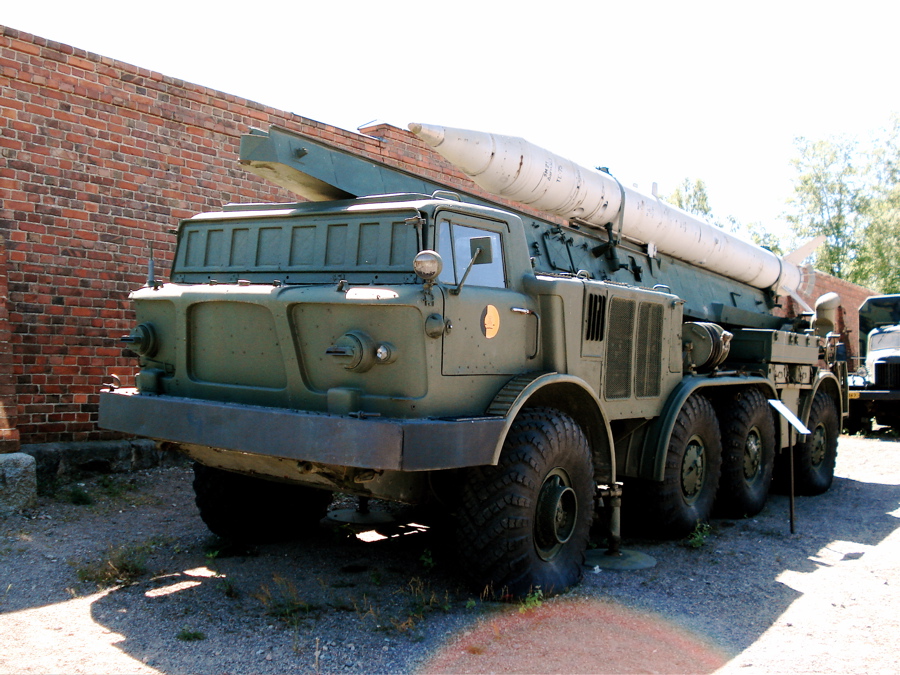 I& #39;m sure you& #39;ve heard of the Cuban Missile Crisis.What almost nobody knows is that the Soviets had TACTICAL nuclear missiles in the form of the Luna 9M21.Kennedy didn& #39;t know about them.