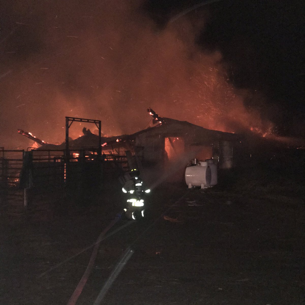 karnDC2's tweet image. CWFRS &amp;amp; Mapleton FD operating at a barn fire NW of Alma, avoid the area of sr 20 &amp;amp; 12 th line @WellyAdvertiser @CentrWellington @TheGrand101FM