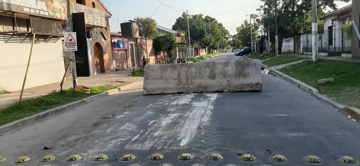 MaggieDavis7's tweet photo. @facupastor hola ... esta son las calles que uno puede pasar a Malvinas Argentina.  Todas están así.  Bloqueadas hace más de 15 días. Todo atrincherado en la Av San Marin , Ruta 202 y 197 solo hay 3 entradas. Para poder entrar a Polvorines y Soudeaux. No entras si no sos del ahí. https://t.co/qdb5XWHKa3