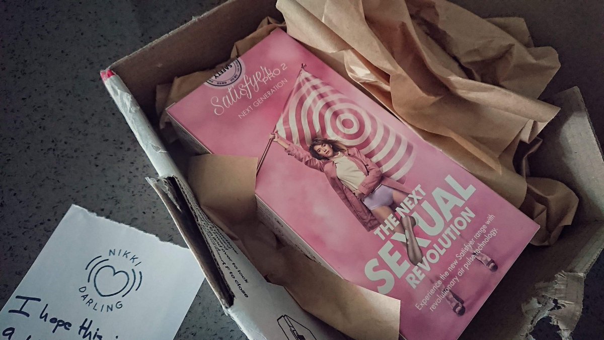 GeorgieWolf's tweet photo. Today's exciting news...look what came in the mail! Thanks so much @nikkidarlingau 💜
Will the Satisfyer successfully replace the wonder that is the Womanizer? I'll give my full report soon 😎
@SatisfyerCOM
#onlineshopping #sextoys #sexlab https://t.co/q9eb9R04mG