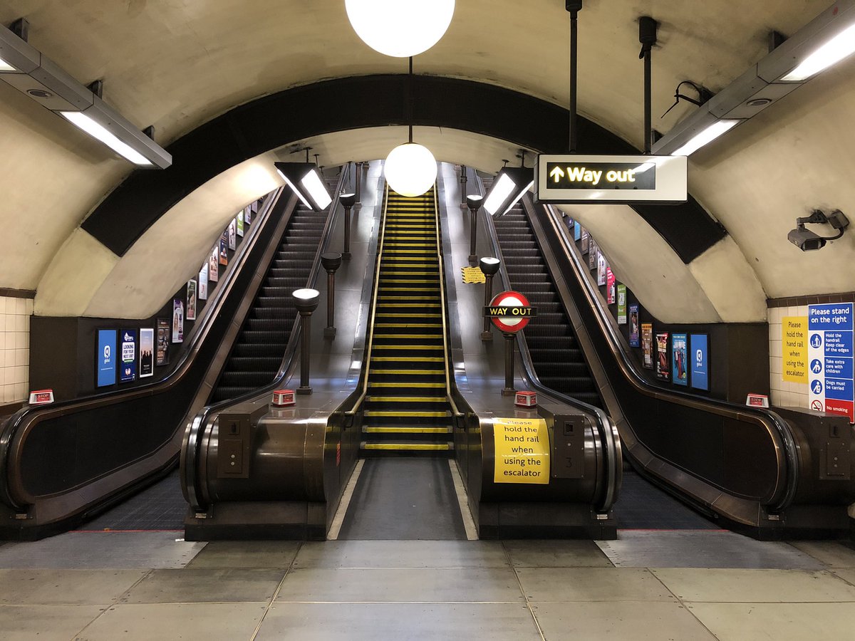Lovelylndeed's tweet photo. 1ヶ月ぶりのLondon地下鉄🚇

車内アナウンスで「今している移動が必要不可欠じゃない者は即刻止めろ。家にいろ。命を救え。医療従事者を守れ。今すぐ帰れ。」と無限リピート…

人もいないし、何だか自分の全く知らない世界に来た様…

信じられる？これお昼の12時だよ？

#ここは日本で言うと新宿 https://t.co/L0VG8mAwZR