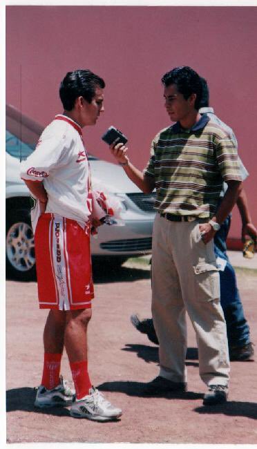 migolalvarez's tweet photo. #TBT Cuando iniciaba en los medios...
Entrevistando a @LuchoPerez_8 cuando era jugador de @ClubNecaxa 
#Necaxa ⚡️ #FuerzaRayos ⚽️‼️
#QuédateEnCasa 🦠 https://t.co/Pk6KLyTQR7