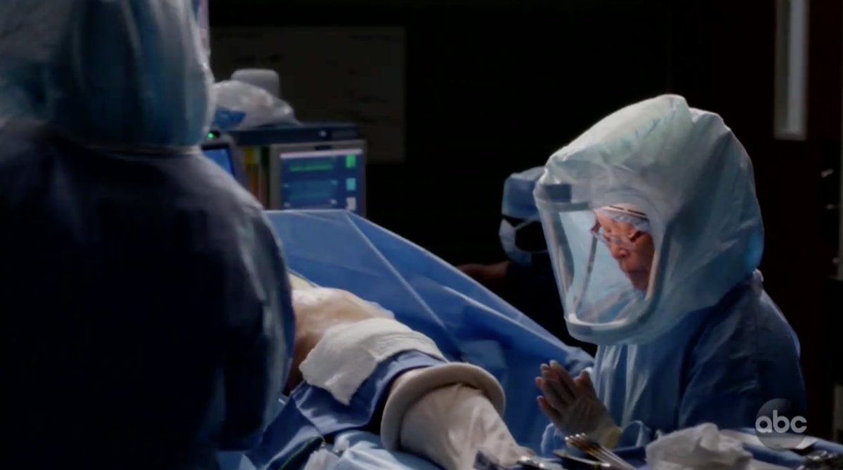 noradominick's tweet photo. Bokhee praying before operating on Richard really got me. Two OGs right here #GreysAnatomy https://t.co/AWCcGYTpkm