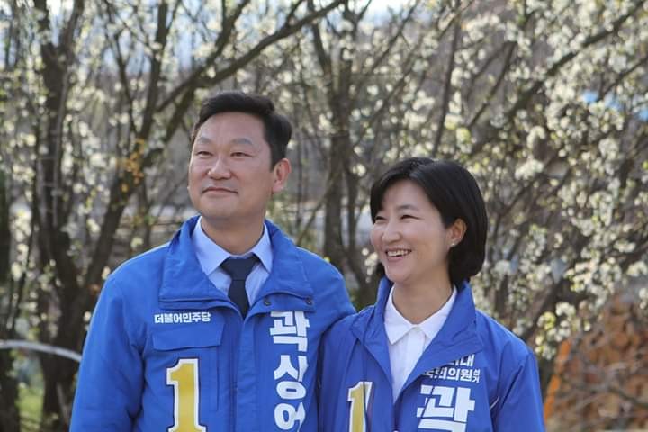 곽상언 후보,
서울대,뉴욕대석사 변호사.

이번에 출마를 안했다면 몰랐을 이름,

노무현대통령이 떠난 2009년 이후 그는 변호사로서 크고작은 가정사에 안드러난 것이 의아할 정도로 '과묵한 인격자'였다.

 내공이 남다른 그가 고향을 위해 일할 기회가 되면 참 좋겠습니다. 

(워싱턴 동포)