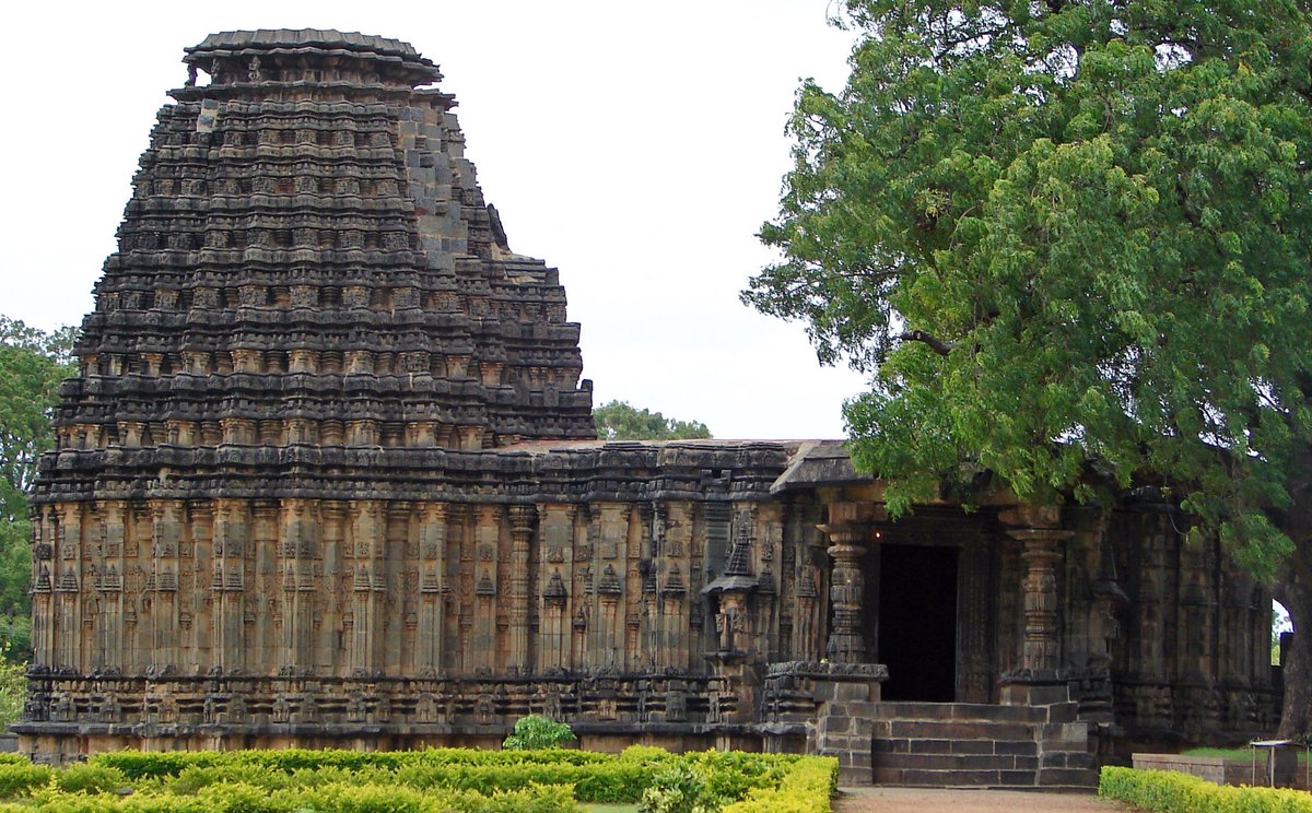 Day 15: Doddabasappa TempleDambal, Ka12th century temple built by the Kalyani ChalukyasSoapstone temple features an original 24-pointed uninterrupted stellate plan and beautiful pushkarini nearby