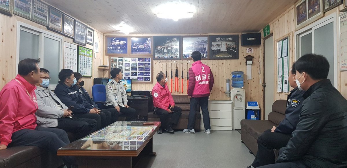 dalgon1953's tweet photo. 어제 밤 웅동2동 자율방범대를 찾아 담소와 격려를 나누었습니다☺

#진해 #진해구 #이달곤 #미래통합당 #국회의원 #기호2번 #21대총선 #415총선 #사전투표 https://t.co/bJdn2znIzw